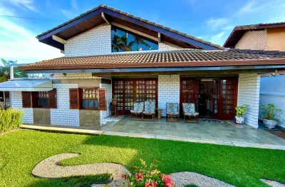 Casa localizada lado praia a 700 metros do mar em rua calçada com 5 quartos sendo 3 suítes, possui area gourmet com churrasqueira, piscina, area de serviço, edícula, jardim e salão de festas