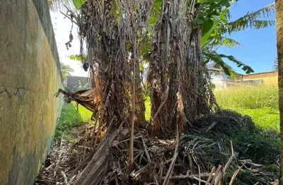Terreno localizado lado praia a 50 metros do mar em rua calçada