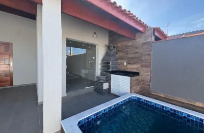 Casa  localizada lado serra a 100 metros da rodovia com 2 quartos sendo 1 suíte, possui area gourmet com churrasqueira, piscina e area de serviço