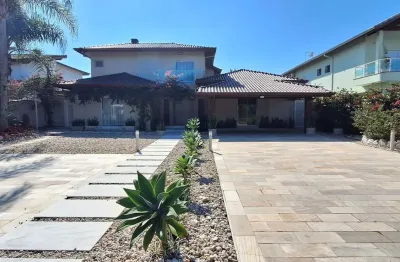 Casa localizada lado serra a 40 metros da rodovia com 5 quartos suítes, possui quadra poliesportiva, piscina, academia, playground, salão de festas e salão de jogos