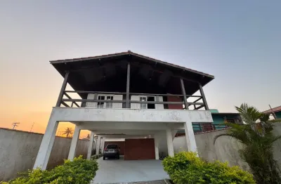 Casa localizada lado praia frente mar com 4 quartos sendo 2 suítes, possui espaço gourmet com churrasqueira, piscina e sacada com vista mar