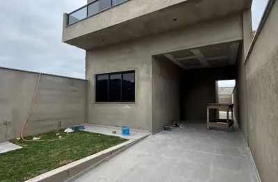 Casa localizada lado praia a 3400 metros do mar em rua calçada com 2 quartos sendo 2 suítes, possui area de serviço e espaço para piscina