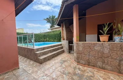 Casa localizada lado praia a 500 metros do mar em rua calçada com 3 quartos suítes, possui area gourmet com churrasqueira, area de serviço e piscina