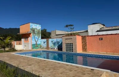 Chácara localizada lado serra a 4000 metros da rodovia com 3 quartos, possui Espaço gourmet com churrasqueira,piscina, 01 WC externo, área de serviço, jardim, lago, árvores e frutiferas