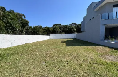 Terreno em condomínio fechado localizado lado praia a 1000 metros do mar em rua calçada, condomínio possui possui  jardim, playground, salão de festas, area gourmet com churrasqueira e piscina