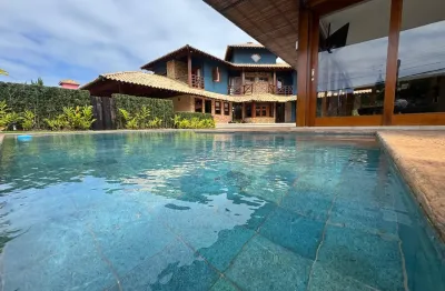 Casa em condomínio fechado localizada a 300 metros do mar Possui Espaço gourmet com churrasqueira, Piscina , 01 WC externo, sala dois ambientes, lareira e área de serviço