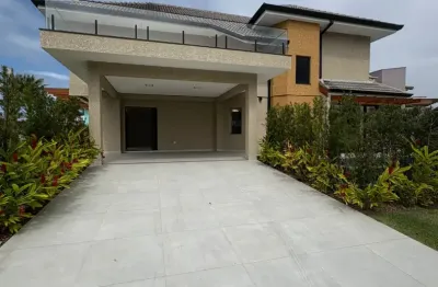 Casa em condomínio fechado localizado lado praia a 600 metros do mar em rua calçada com 5 quartos suítes, possui area gourmet com churrasqueira, fogão a lenha, chopeira, piscina, moveis planejados, ar