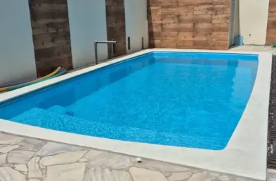 Casa em condomínio localizada lado praia a 900 metros do mar com piscina coletiva