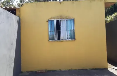 Casa localizada lado praia a 1000 metros do mar em rua de terra
