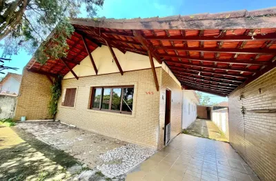 Casa localizada lado serra a 2000 metros da rodovia com 3 quartos sendo 1 suíte