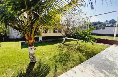 Chácara localizada lado serra em rua pavimentada  com 6 quartos sendo 5 suítes, possui Área Gourmet, Campo de Futebol, Churrasqueira, Piscina, Salão de Festas e Salão de Jogos