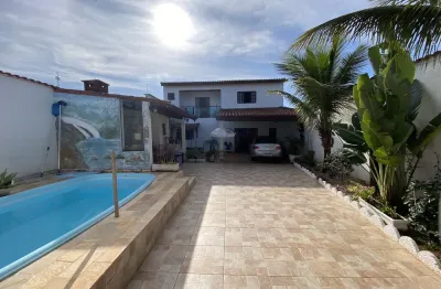 Casa localizada lado praia a 744 metros do mar em rua pavimentada com 4 quartos e 2 suítes, possui area gourmet com churrasqueira e piscina