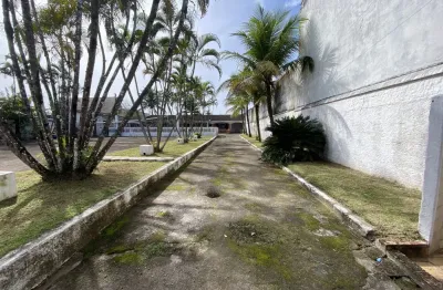 Casa localizada lado praia a 690 metros do mar em rua pavimentada, possui piscinda, jardim e area gourmet com churrasqueira