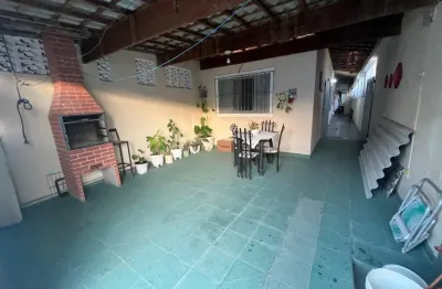 Casa localizada lado serra a 200 metros da rodovia em rua pavimentada com 2 quartos sendo 1 suíte, possui churrasqueira