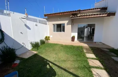 Casa localizada lado praia a 600 metros do mar em rua pavimentada com 3 quartos e 1 suíte, possui piscina e area gourmet com churrasqueira