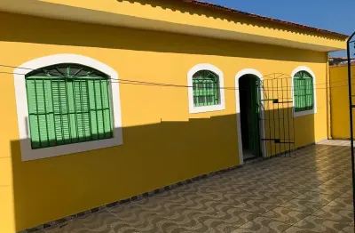 Casa localizada lado serra a 800 metros da rodovia em rua pavimentada com edícula