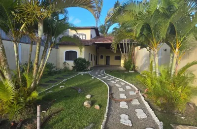Casa localizada lado praia a 200 metros do mar em rua pavimentada com 4 quartos sendo 1 suíte, possui area gourmet com churrasqueira, forno a lenha, piscina e salão de jogos