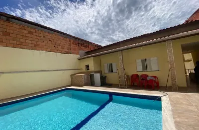 Casa localizada lado praia a 1320 metros do mar com 2 quartos sendo 1 suíte, possui area gourmet com churrasqueira e piscina