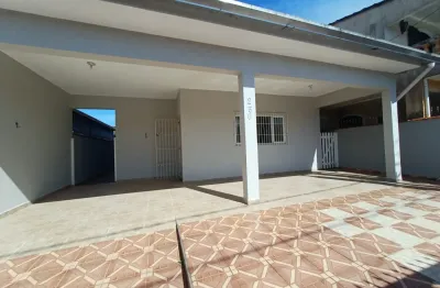 Casa localizada lado praia a 1740 metros do mar em rua pavimentada com 3 quartos sendo 1 suíte, possui area gourmet com churrasqueira
