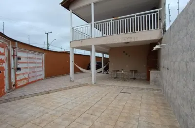 Casa localizada lado praia a 970 metros do mar em rua calçada com 5 quartos sendo 2 suítes, possui varanda, churrasqueira e espaço para piscina