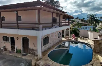 Casa localizada lado praia a 100 metros do mar em rua calçada, com 6 quartos sendo 4 suíte, possui area gourmet com churrasqueira, piscina, edícula, salão de jogos e jardim