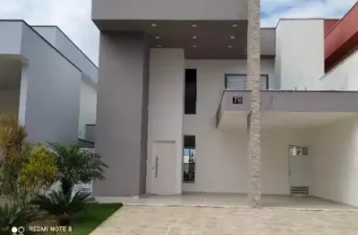 Casa moderna em condomínio localizada lado praia com 3 suítes, possui area gourmet com churrasqueira, fogão a lenha e piscina com aquecimento solar