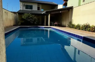 Casa localizada lado praia a 70 metros do mar em rua calçada com 2 quartos, possui area gourmet com churrasqueira piscina e area de serviço