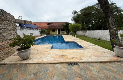 Chácara localizada lado serra frente rodovia em rua calçada com 3 quartos sendo 1 suíte, possui area gourmet com churrasqueira, piscina e area de serviço