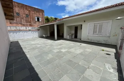 Casa localizada lado praia a 200 metros do mar em rua calçada com 3 quartos sendo 2 suítes,  Possui churrasqueira e espaço para piscina