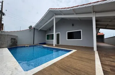 Casa localizada lado praia a 800 metros do mar em rua calçada com 5 quartos sendo 4 suítes, possui area gourmet com churrasqueira, piscina e edícula