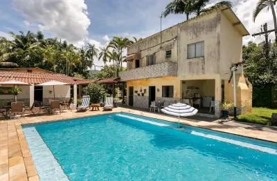 Chácara localizada lado serra a 7 metros da rodovia, possui 3 casa, campo de futebol, area gourmet com churrasqueira, piscina árvores frutíferas