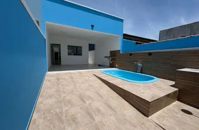 Casa localizada lado praia a 1500 metros do mar em rua calçada com 2 quartos sendo 1 suíte, possui area gourmet com churrasqueira, piscina e area de serviço