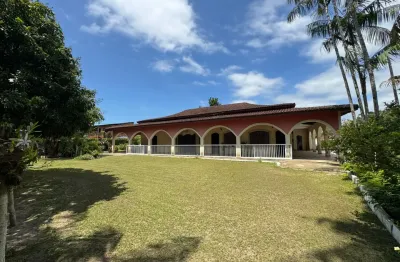 Chácara localizada lado serra a 2000 metros da rodovia com 4 quartos suítes, possui area gourmet com churrasqueira, piscina, lago, jardim, canil e area de serviço