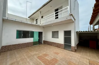 Casa localizada lado praia a 700 metros do mar em rua calçada com 2 quartos