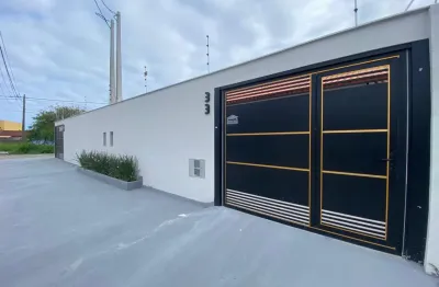 Casa localizada lado praia a 230 metros do mar em rua calçada com 3 quartos sendo 1 suíte, possui area gourmet com churrasqueira e piscina