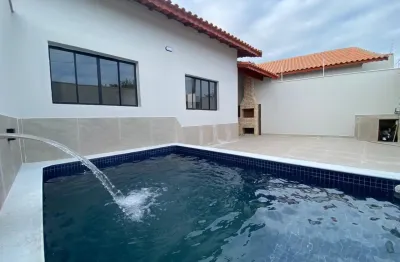 Casa localizada lado praia a 244 metros do mar em rua calçada com 3 quartos sendo 1 suíte, possui area gourmet com churrasqueira, piscina e area de serviço