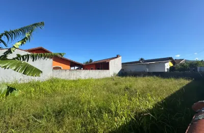 Terreno localizada lado praia a 1400 metros do mar em rua calçada