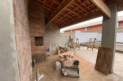 Casa localizada lado praia a 1200 metros do mar em rua calçada com 3 quartos sendo 1 suíte, possui area gourmet com churrasqueira e piscina