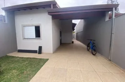 Casa localizada lado praia a 500 metros do mar em rua calçada, possui area gourmet com churrasqueira e piscina