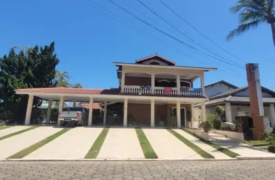 Casa em condomínio fechado localizado lado praia à frente mar com 5 suítes, possui area gourmet com churrasqueira, piscina, banheira e sacada