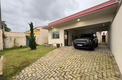 Casa localizada lado praia a 700 metros do mar em rua calçada com 3 quartos sendo 2 suítes, possui area gourmet com churrasqueira, espaço para piscina, área de serviço, jardim, ar condicionado e movei