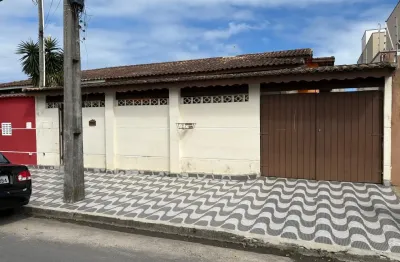 Casa localizada lado praia no bairro Belas Artes com 3 quartos (sendo 1 suíte), vaga para 2 automóveis e aceita financiamento bancário