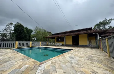 Chácara no bairro Armando Cunha em Peruíbe com 4.000m² de terreno, lago, piscina, ampla área gourmet com churrasqueira e fogão a lenha, 5 dormitórios (sendo 1 suíte), edícula, canil e vaga para até 15