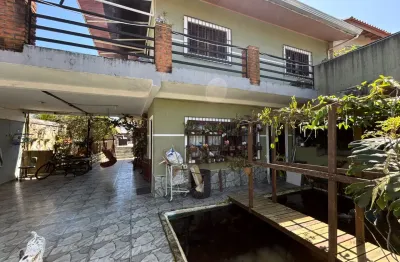 Casa localizada lado praia no bairro Estância São José em Peruíbe a 850 metros do mar com 5 dormitórios (sendo 5 suítes), piscina, ampla área gourmet com churrasqueira, 2 salas, 2 cozinhas e vaga para