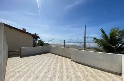 Casa localizada em Peruíbe, frente ao mar, com 04 dormitórios (01 suíte), área gourmet com churrasqueira, edícula e 05 vagas de garagem