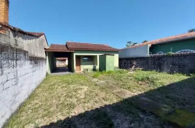 Casa localizada em Itanhaém, lado praia, a 1.500m do mar, com 02 dormitórios, churrasqueira, edícula e vaga para 04 automóveis