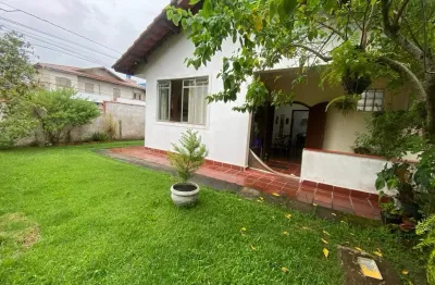 Casa localizada lado praia no bairro Belmira Novaes em Peruíbe a 700 metros do mar com 4 dormitórios, espaço para piscina, vaga coberta para 3 automóveis e aceita financiamento bancário