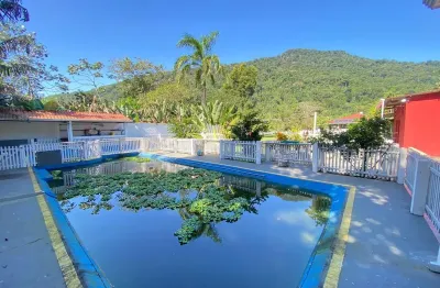 Chácara localizada no bairro Ana Dias em Peruíbe com 4.000m² de área total, 8 dormitórios (sendo 4 suítes), piscina, lago com peixes, energia solar, 3 galpões, sistema de segurança, mobiliada e vaga p