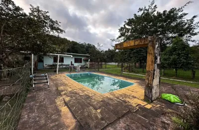 Chácara localizada lado serra no bairro Chácaras Lucel em Itanhaém a 3.000 metros da rodovia com 3 quartos, piscina, churrasqueira, salão de festas e vaga para 10 automóveis