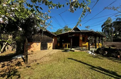 Chácara localizada lado serra em Itariri a 3.000 metros da rodovia com 3 quartos (sendo 3 suítes), piscina, churrasqueira, rio passando pela propriedade, árvores frutíferas e vaga para 5 automóveis